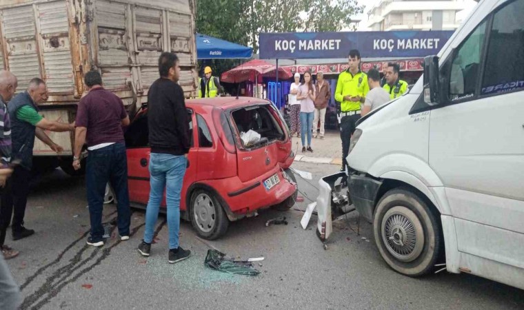 Antalyada 4 araçlı zincirleme kaza