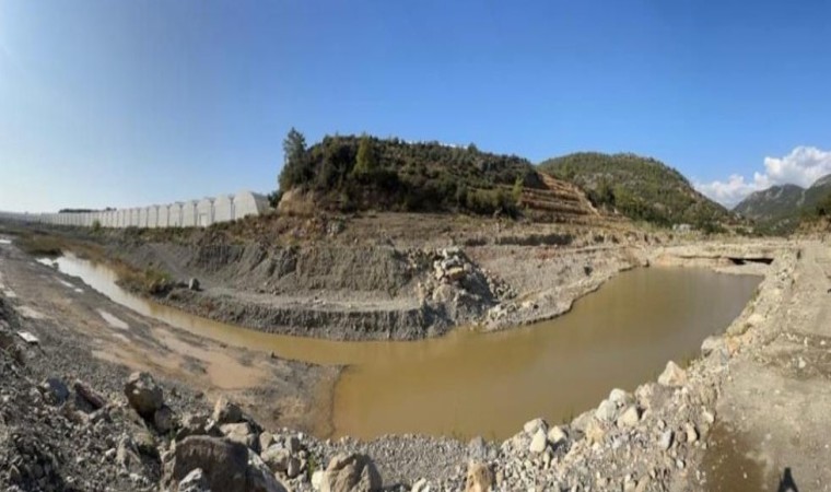 Antalyada dereden, kaçak kum ve çakıl alındığı iddiası