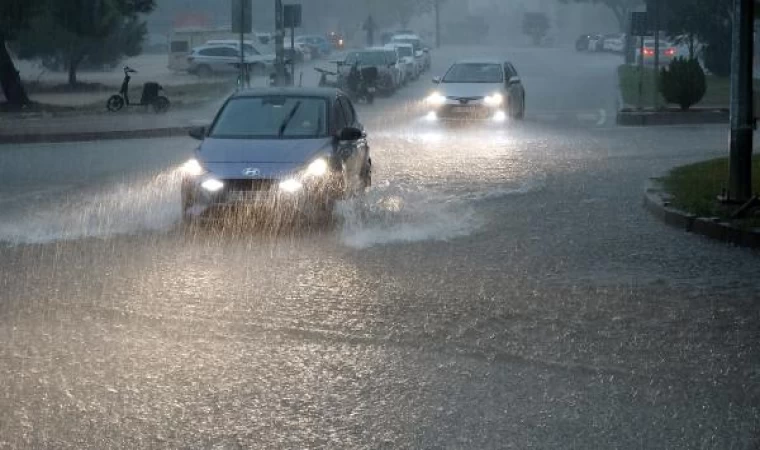 Antalya’da fırtınada tekne battı, uçaklar inemedi