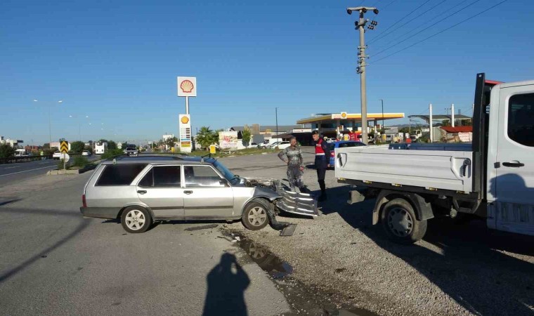 Antalyada otomobil ile kamyonetin çarpıştığı kaza kamerada