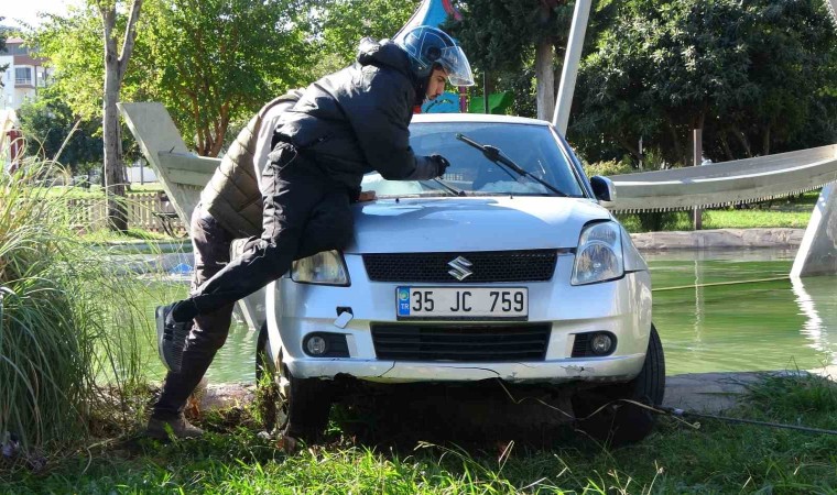 Antalyada otomobil süs havuzuna uçtu: Çekici çaresiz kalınca yöntemi vatandaş buldu