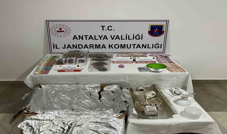 Antalyada ruhsatsız silah ve uyuşturucu operasyonu: 3 şüpheli yakalandı