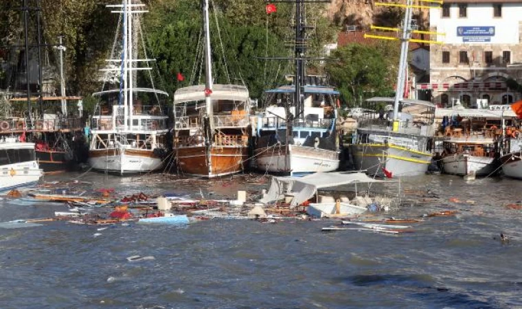 Antalya’da şiddetli yağış ve fırtına; tekneler battı, ağaçlar devrildi (2)