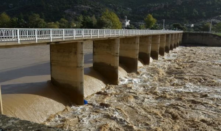 Antalya’da şiddetli yağış ve fırtına; tekneler battı, ağaçlar devrildi (3)