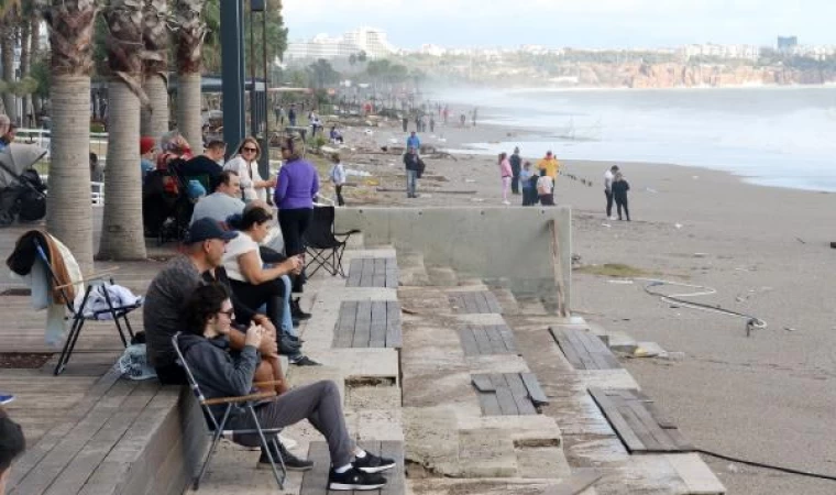 Antalya’da şiddetli yağış ve fırtına; tekneler battı, ağaçlar devrildi (4)