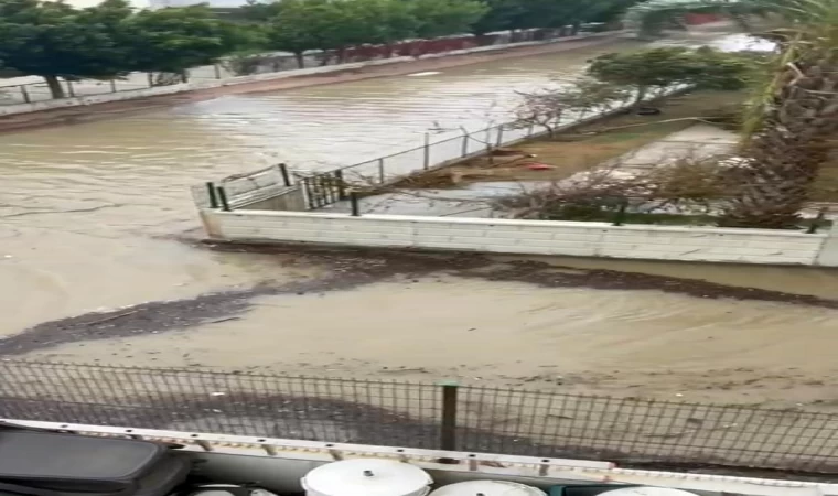 Antalya’da şiddetli yağış ve fırtına; tekneler battı, ağaçlar devrildi (5)