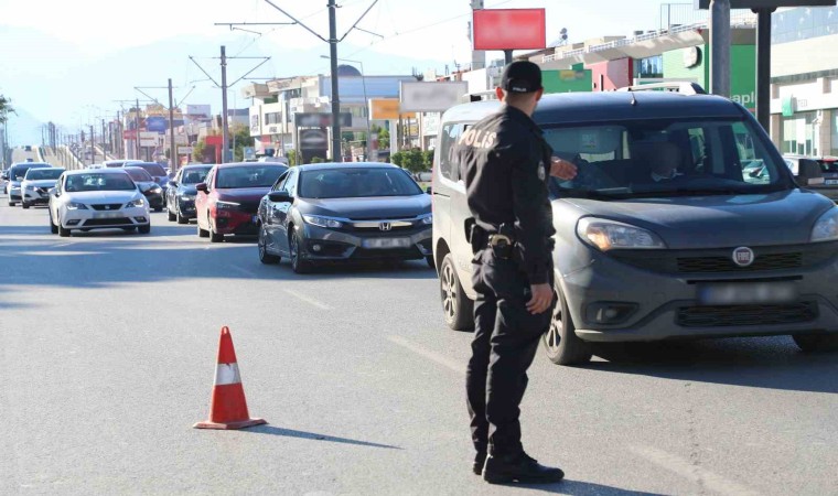 Antalyada şok yol uygulamalarında bin 263 şahıs sorgulandı