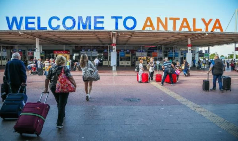 Antalya’ya uçakla 3,5 saatte, oteline 5 saatte ulaşan turist, trafikten bezdi