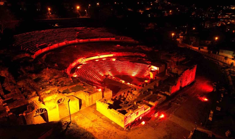 Antik kent lösemili çocuklar için turuncuya büründü