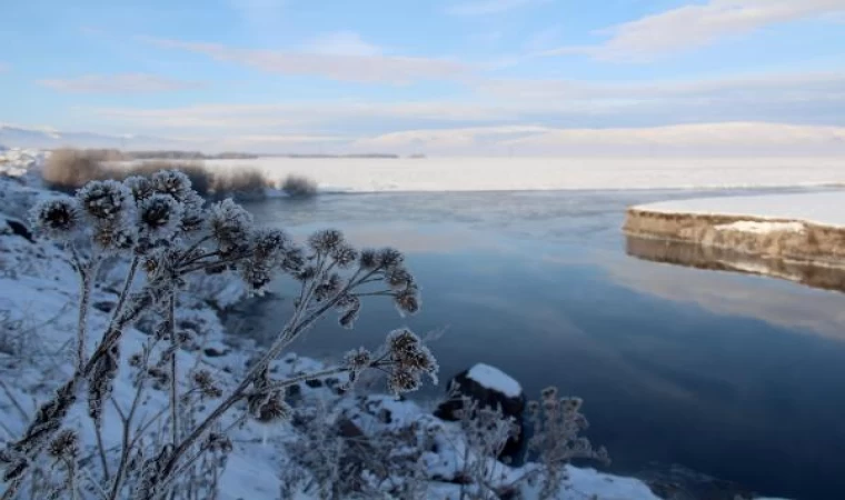 Ardahan’da soğuk hava; Kura Nehri’nin yüzeyi buz tuttu