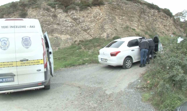 Arnavutköyde kurşunlanmış otomobil terk edilmiş halde bulundu