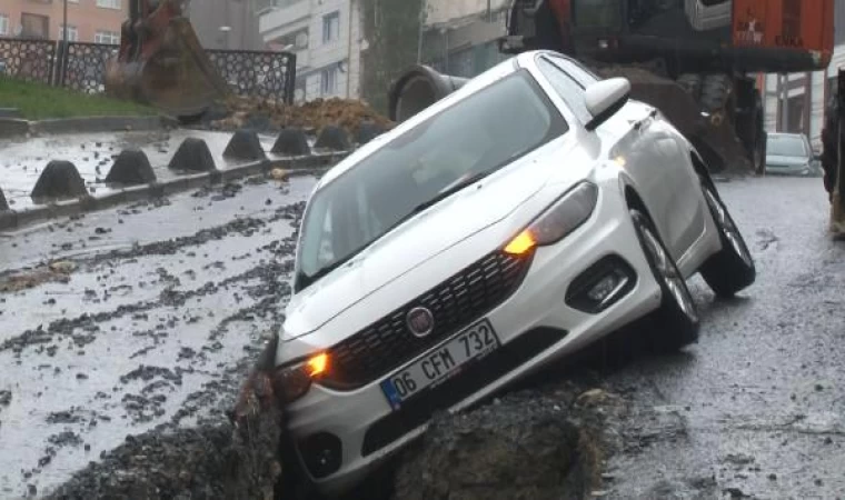 Arnavutköy’de otomobil çukura düştü