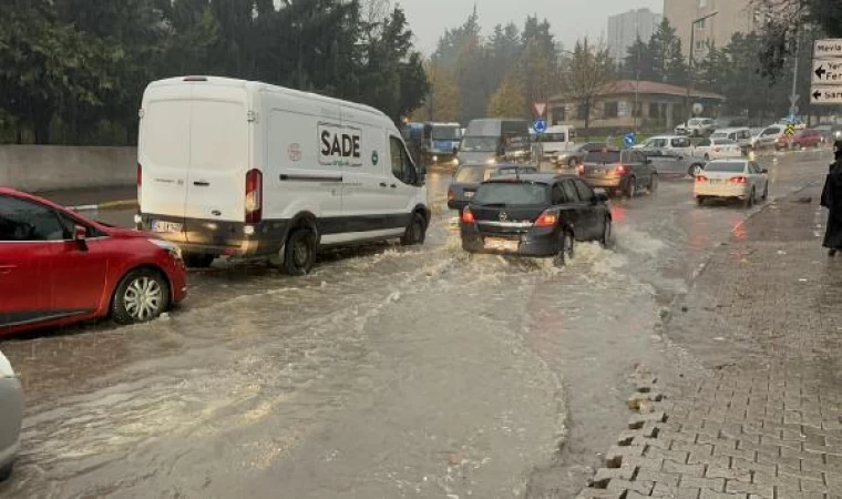 Ataşehir’de yol göle döndü: taksi mahsur kaldı