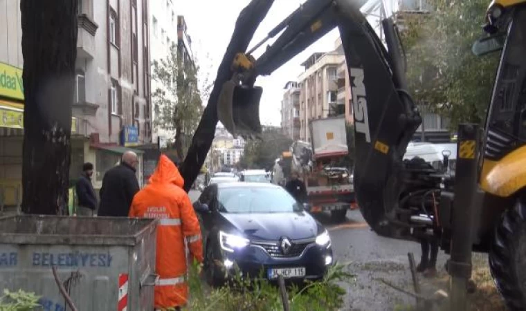 Avcılar’da ağaç otomobilin üzerine devrildi