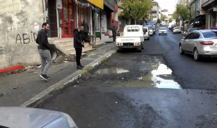 Avcılar’da park engeline takılan yol asfaltsız kaldı