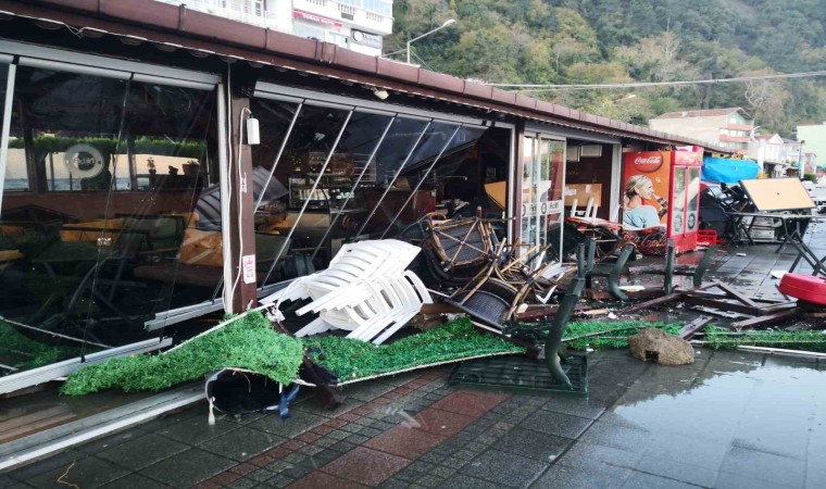 Ayancıkta dev dalgalar iş yerlerine zarar verdi