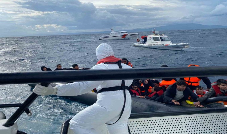 Ayvalıkta Türk karasularına geri itilen 45 düzensiz göçmen kurtarıldı