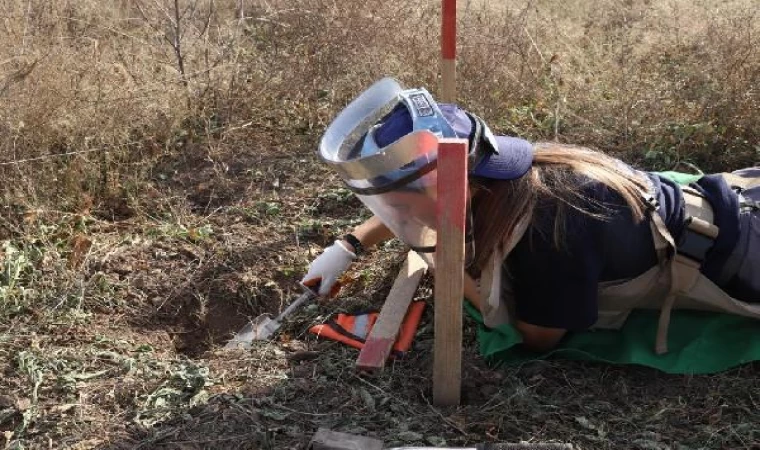 Azerbaycanlı kadınlar mayın temizliyor - EK FOTOĞRAFLAR