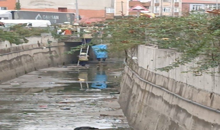 Bağcılarda bir vatandaş dere yatağındaki demir parmaklıklarında asılı bulundu