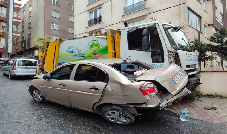 Bağcılarda freni boşalan çöp kamyonu 7 araca çarptı, şoför araçtan atladı