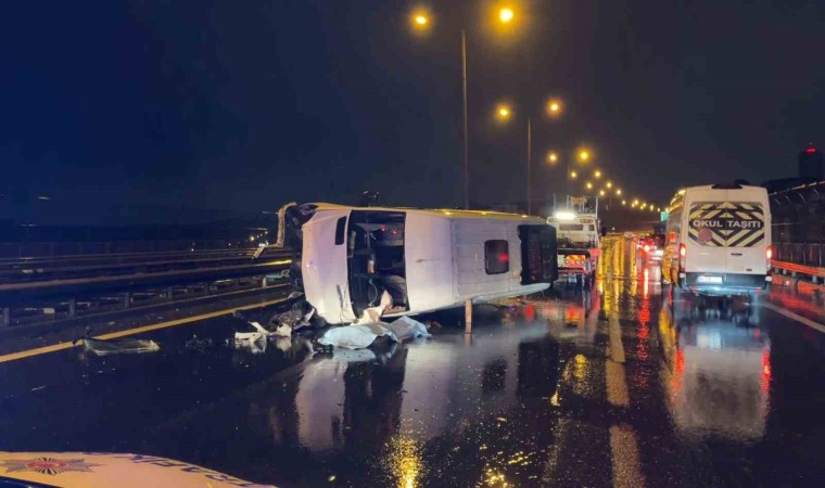 Bağcılarda minibüs bariyerlere çarpıp devrildi: 1 ölü, 1 yaralı