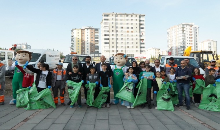 Bahçelievlerde belediye ve öğrenciler çöp topladı