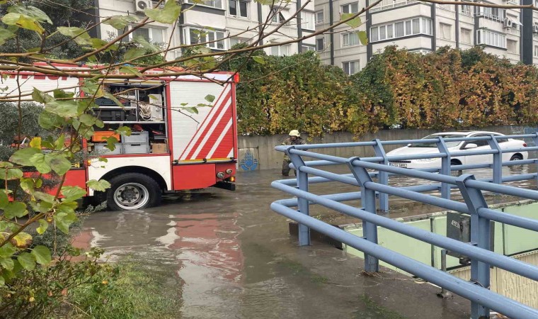 Bahçelievlerde bir araç göle dönen yolda mahsur kaldı