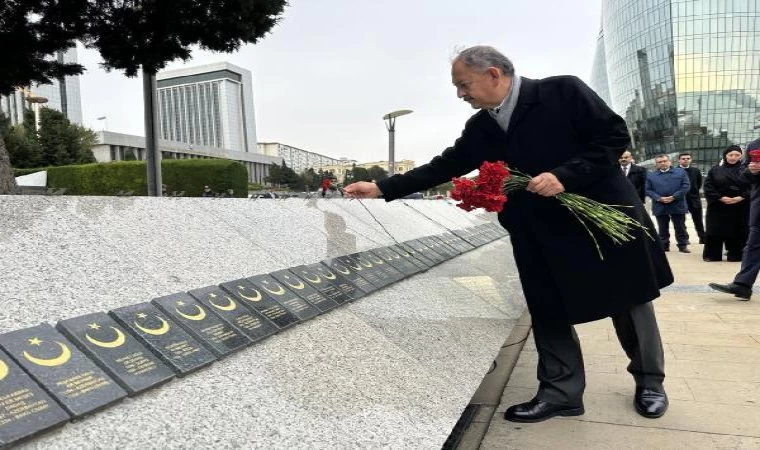 Bakan Özhaseki, Bakü’de Şeref Sokağı ve Şehitler Anıtı’nı ziyaret etti