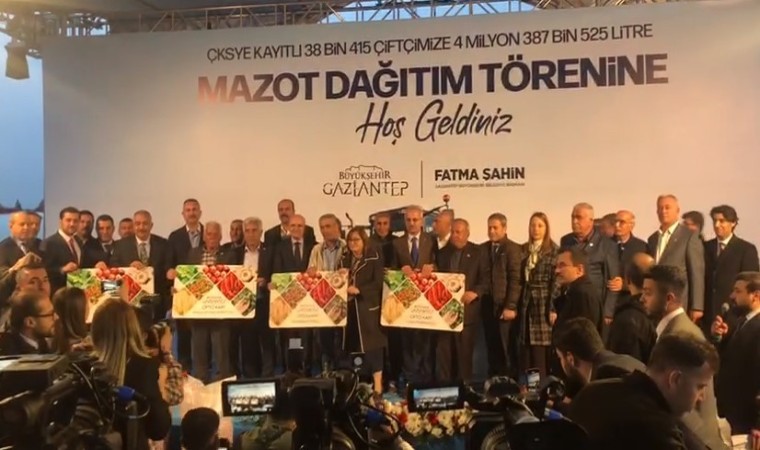 Bakan Şimşek, Gaziantepte çiftçilere mazot ve sertifikalı tohum dağıttı