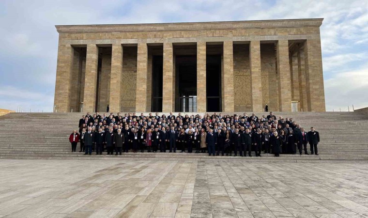 Bakan Tekin 81 ilden gelen öğretmenlerle Anıtkabiri ziyaret etti