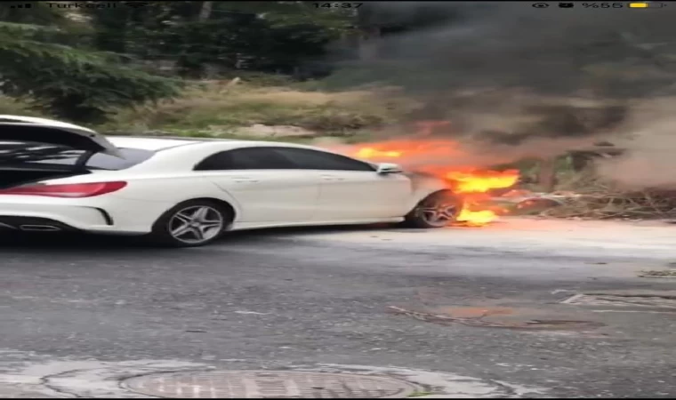 Bakırköy’de park halindeki otomobil alev alev yandı