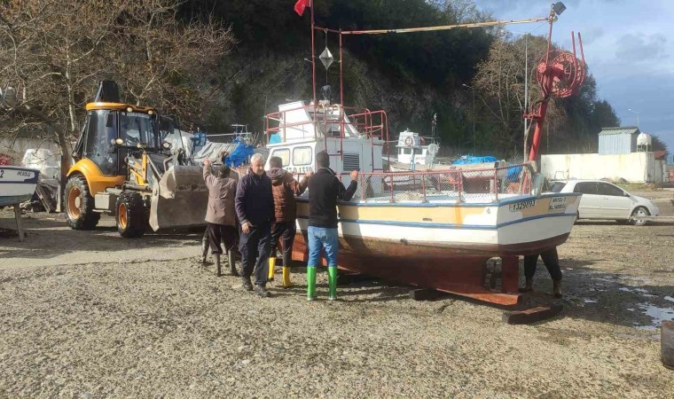 Balıkçıların fırtına nöbeti: Çözümü tekneleri karaya çekmekte buldular