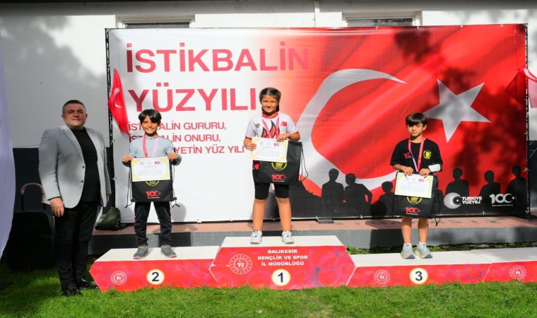 Balıkesirde hafta sonu genç sporcular kıyasıya yarıştı