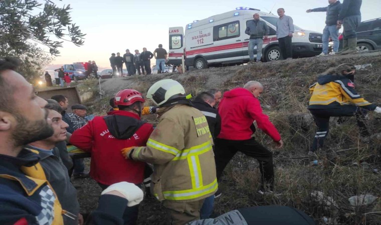 Balıkesirde otomobil ile traktör çarpıştı: 1 ölü, 5 yaralı