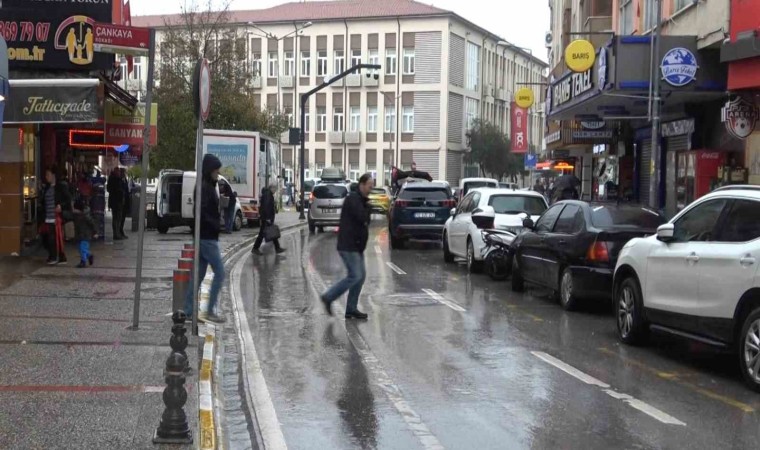 Balıkesirde sağanak yağış etkisini göstermeye başladı