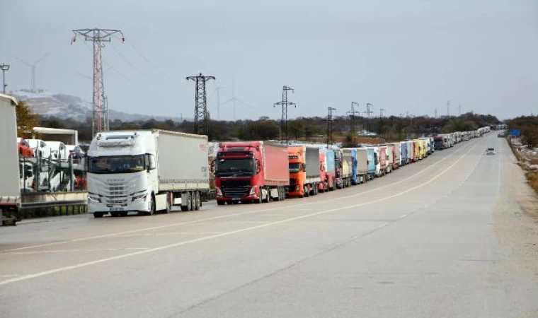 Balkanlar’da yollar kardan kapandı; Hamzabeyli’de 20 kilometre TIR kuyruğu