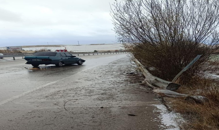 Bariyerlere çarpan otomobilde 2 kişi hafif şekilde yaralandı