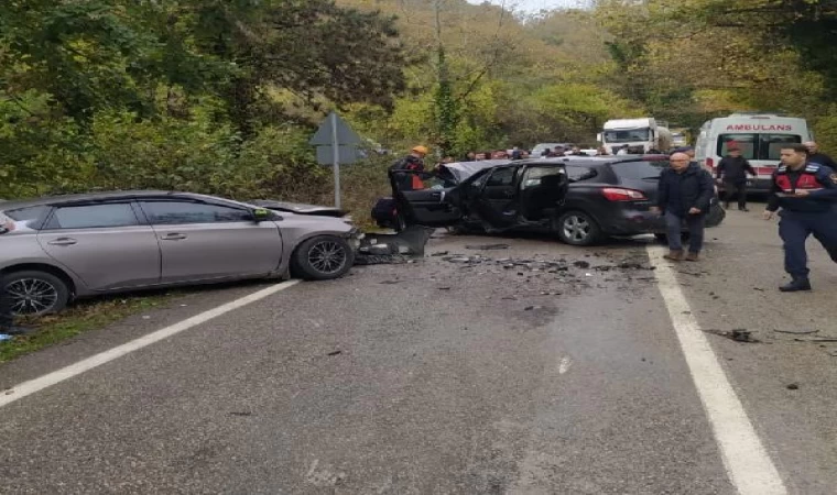 Bartın’da iki otomobil çarpıştı: 1 ölü, 5 yaralı