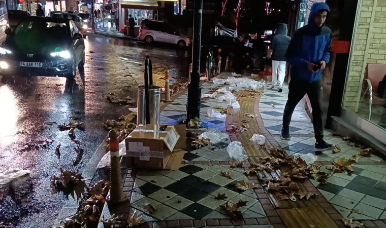 Bartında şiddetli rüzgar yolu çöplüğe çevirdi