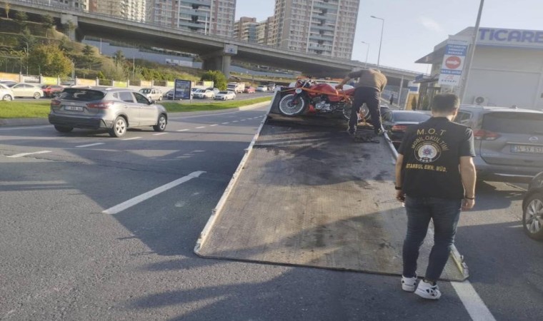 Başakşehirde abartı egzozla çevreye rahatsızlık veren motosikletliler mobil okul timlerine yakalandı