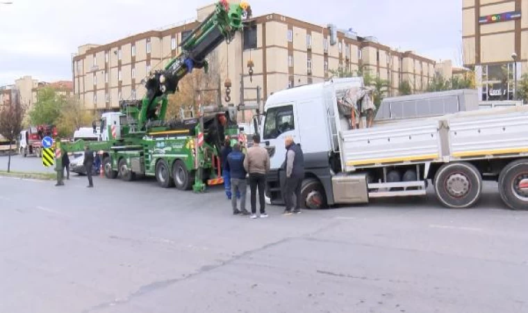 Başakşehir’de asfalt çöktü; kamyonun tekerleği çukura düştü