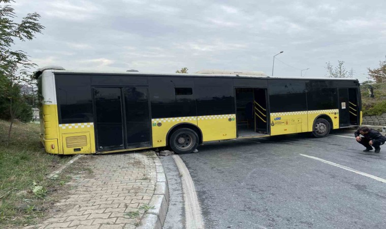 Başakşehirde kontrolden çıkan İETT otobüsü kaza yaptı