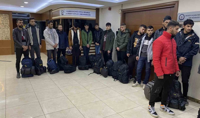 Başakşehirde polisin takibinde olan 20 kaçak göçmen yakalandı