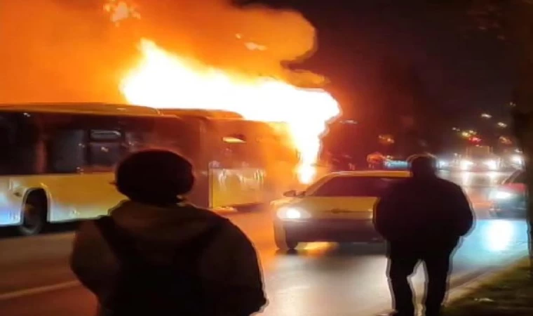 Başakşehir’de seyir halindeki İETT otobüsü alev alev yandı-1