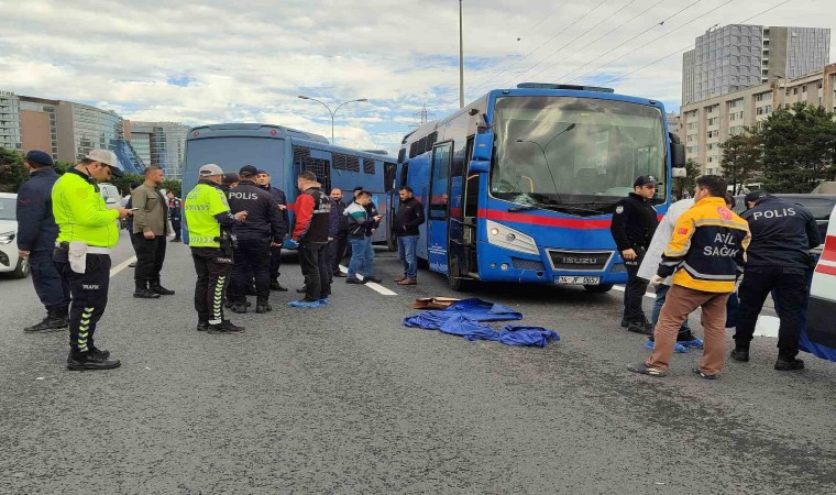 Basın Ekspres Karayolunda cezaevi aracı yolun karşısına geçen yayaya çarptı