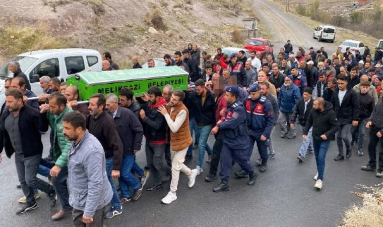 Başına sert cisimle vurularak öldürülen kadın, toprağa verildi; kocası ve oğulları gözaltında