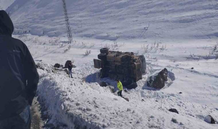 Başkalede askeri araç devrildi: 6 yaralı