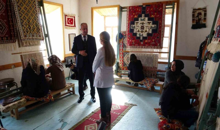 Başkan Akmandan kilim ve halı dokuma kursuna ziyaret