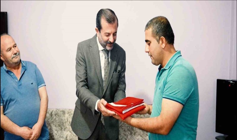 Başkan Işıktan Akyol ailesine bayrak hediyesi