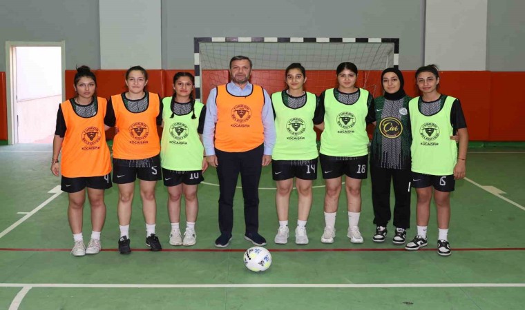 Başkan Kocaispir, kız futsal takımı ile maç yaptı